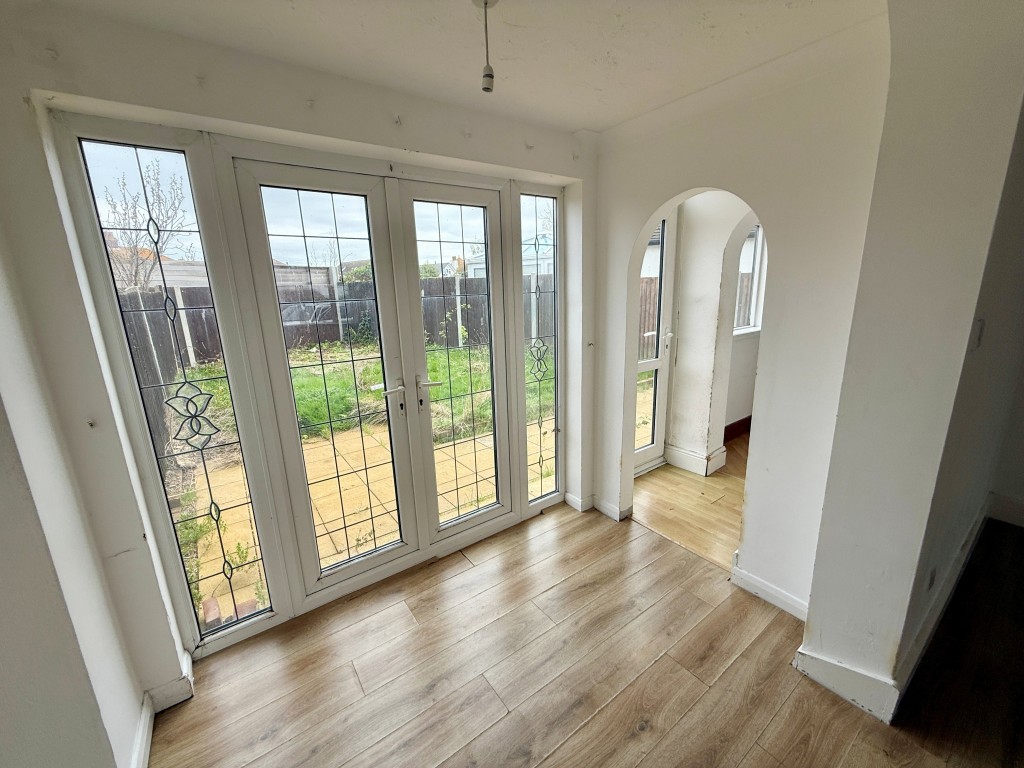 Lot: 131 - SPACIOUS THREE-BEDROOM SEMI IN GOOD LOCATION - Access to garden